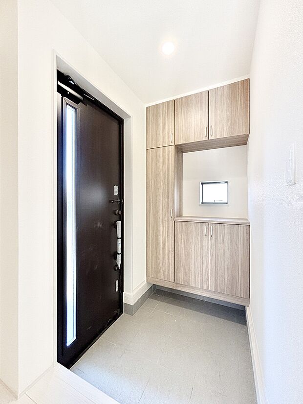 明るい玄関はお客様をお出迎えするのにぴったりです！ 