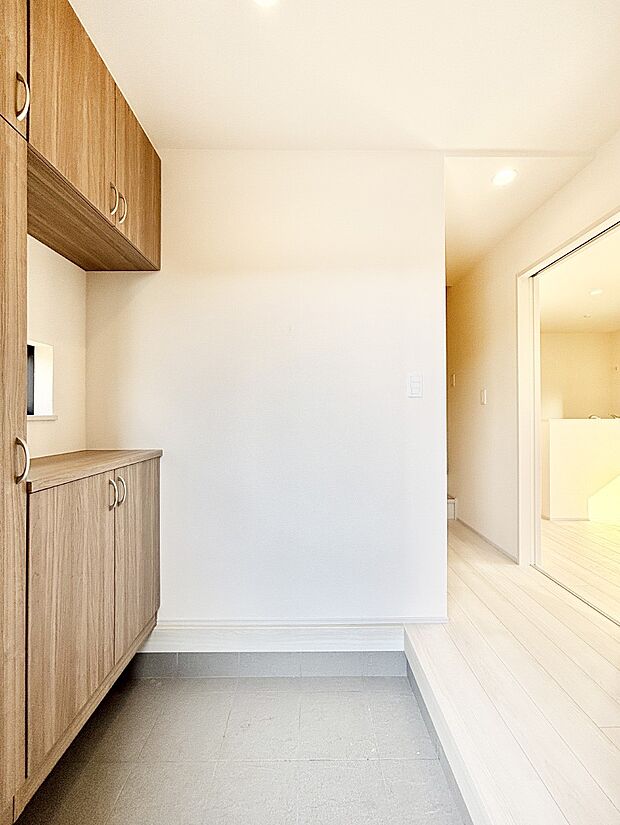 いつもきれいにしておきたい玄関ですね。