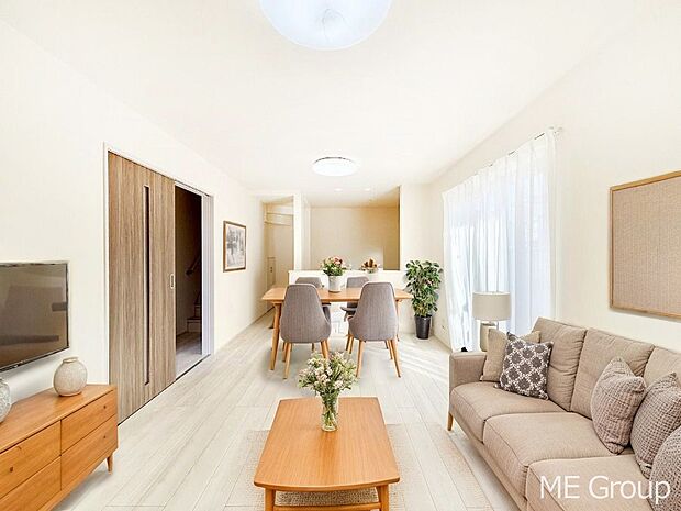 家族の和やかな会話が聞こえてきそう。開放感のあるリビングです。※家具はCGです