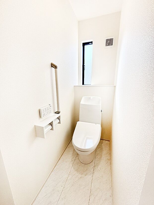 明るく清潔感のあるトイレです。 