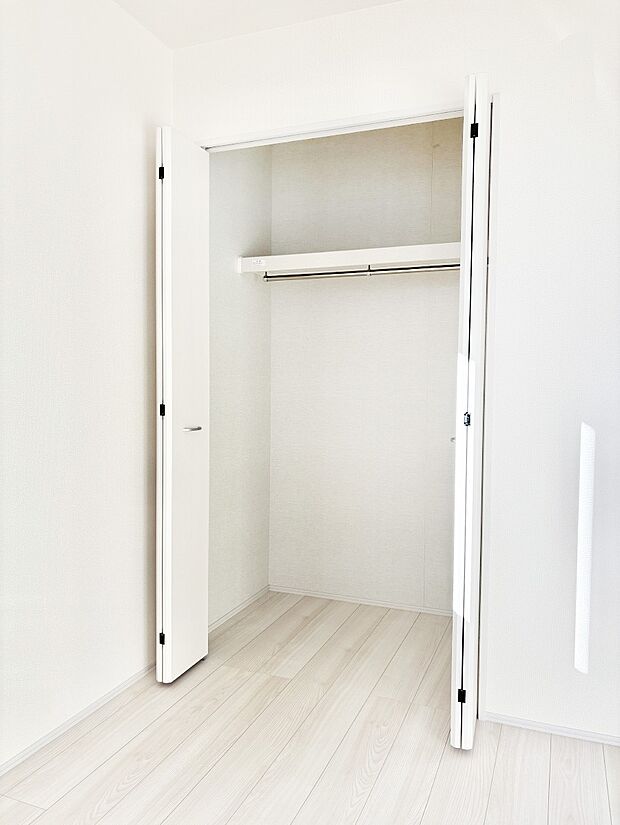 洋室のクローゼット。奥行きがあるので厚手の衣類もすっきり収まります。