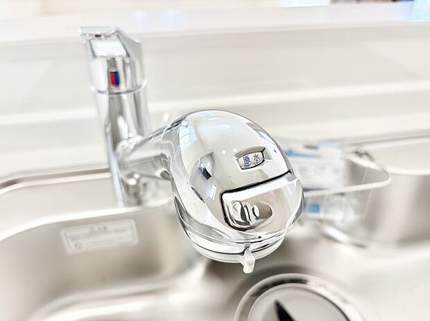 いつでも清潔なおいしいお水を。一つの水栓で水道水と浄水を使い分け。