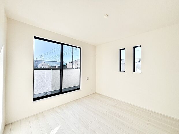 バルコニーが開放感をプラスしてくれる洋室