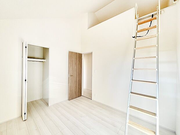 ロフト付きの洋室は天井も高く収納充実!どう使うかはあなた次第!