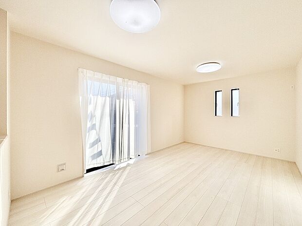 明るい陽光が注ぎ、寛ぎの雰囲気に満たされるダイニング。