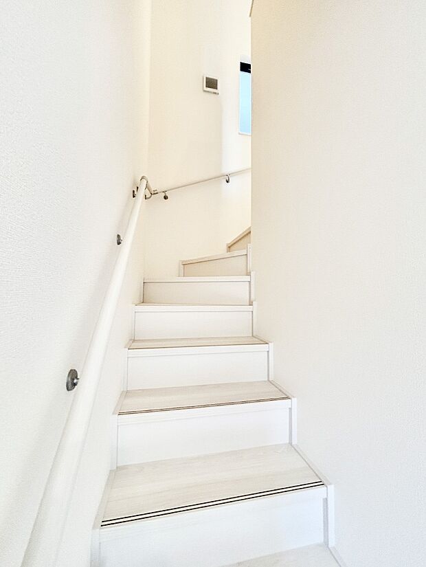 安全性を考慮し階段には手すりを設置しています