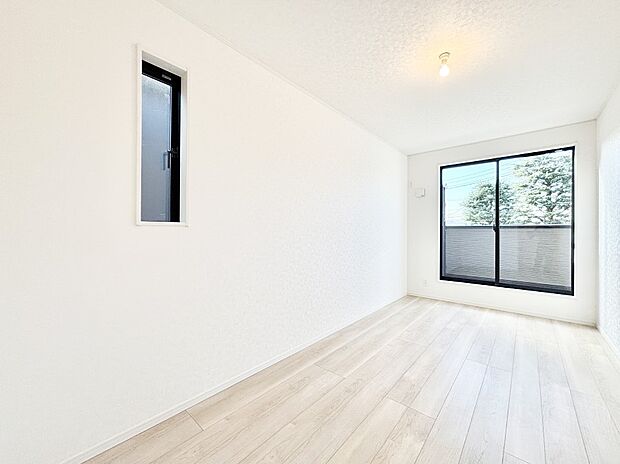 バルコニーが開放感をプラスしてくれる洋室