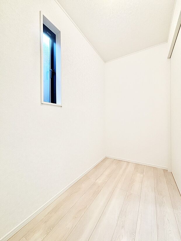 小窓付きの明るい納戸は用途様々