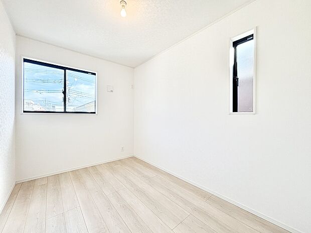 窓からのやさしい光が心地よいプライベートルーム