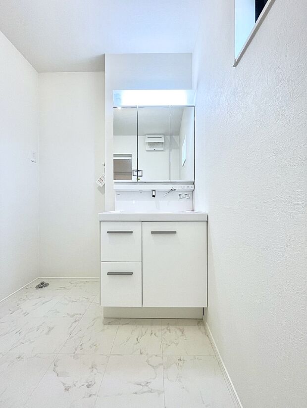 大きく見やすい三面鏡で清潔感ある洗面台は、身だしなみチェックや肌のお手入れにおすすめです。 