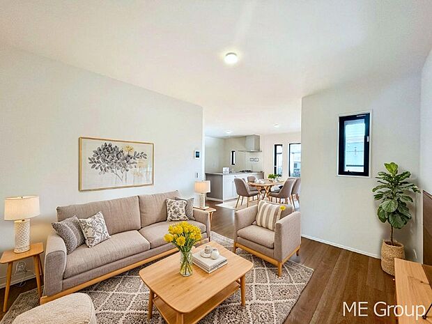 ご家族の賑やかな話し声で包まれる明るいリビング ※家具はCGです