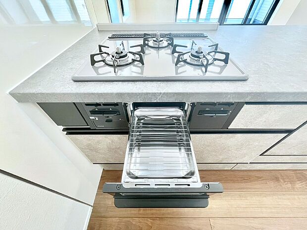 ガスコンロはSiセンサー搭載。火力調節や焦げ付き・消し忘れも防いでくれます。