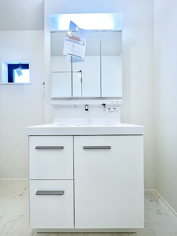 大きく見やすい三面鏡で清潔感ある洗面台は、身だしなみチェックや肌のお手入れにおすすめです。 