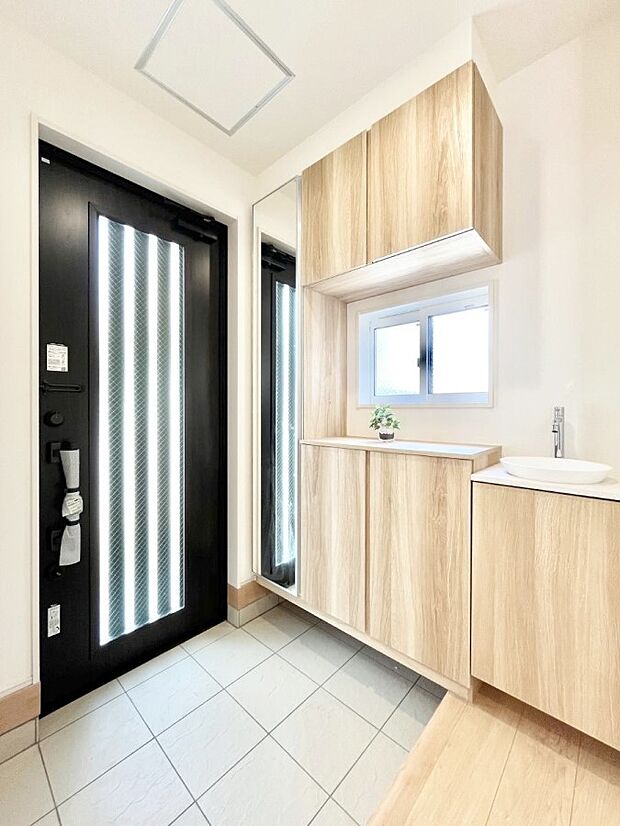 玄関にセカンド洗面台付き!帰宅して直ぐに手洗いが出来て衛生的ですね。