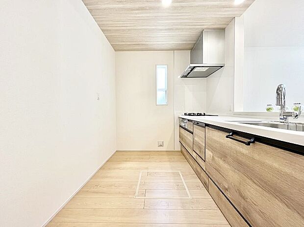 爽やかな風が通り抜けるキッチン。窓があるので明るく換気にも役立ちます。