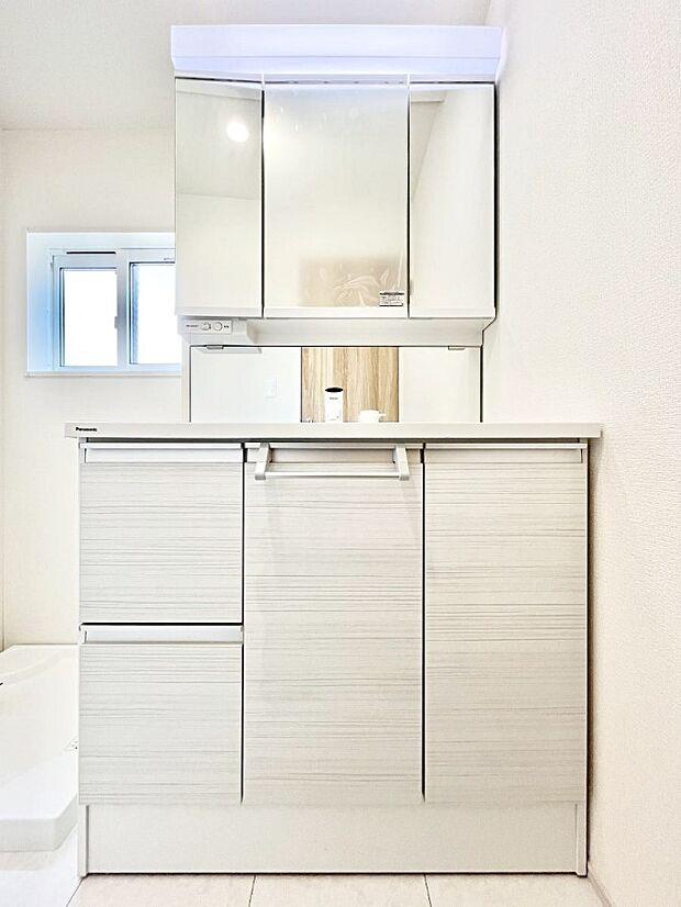 三面鏡の裏に、化粧品や衛生用品などを収納可能。洗面台をすっきりと保ちます!