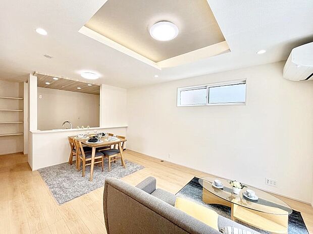 折り上げ天井は立体的な奥行きがあるので、天井が広く見えて開放的な空間を演出できます。