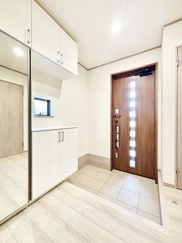 ミラー付きシューズボックスはお出かけ前の身だしなみチェックに便利