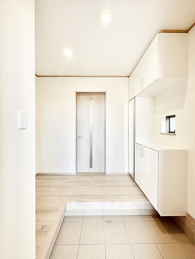 明るい陽光が入り込む玄関。ご家族の靴もスッキリ収納できる玄関収納付き！