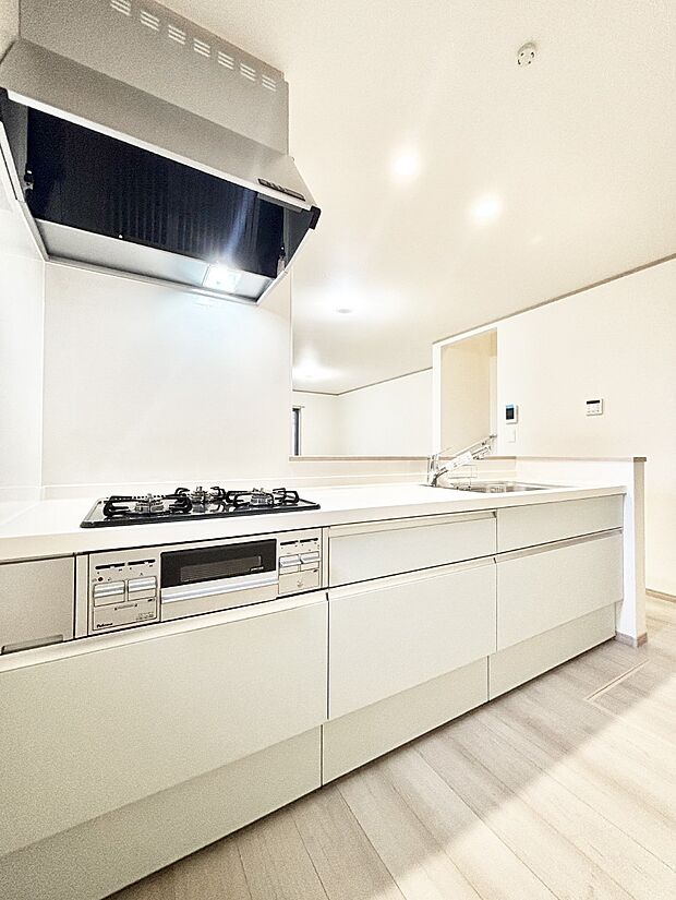 カウンター越しに楽しいおしゃべり。いつものお料理がもっと美味しくなりそうですね。