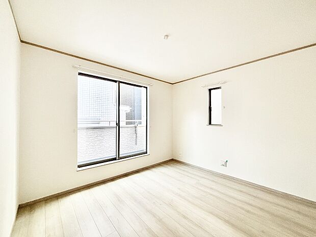 バルコニーが明るさと開放感を演出！朝スッキリと目覚められそうですね！