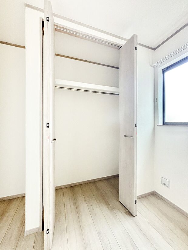 毎日着る衣類や荷物などの収納に便利なクローゼット付きです。