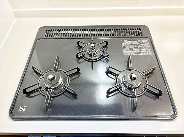 ガスコンロはＳｉセンサー搭載。火力調節や焦げ付き・消し忘れも防いでくれます。