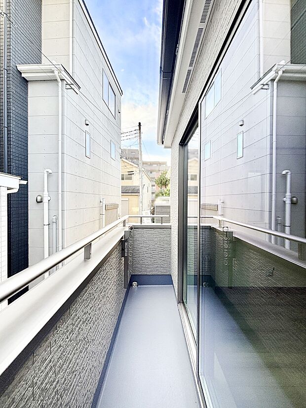 暖かな陽光が降り注ぐバルコニーはお洗濯におすすめ。爽やかな風も心地よいです。