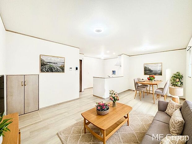 落ち着いた雰囲気のLDKは家族みんなの快適空間 ※家具はCGです