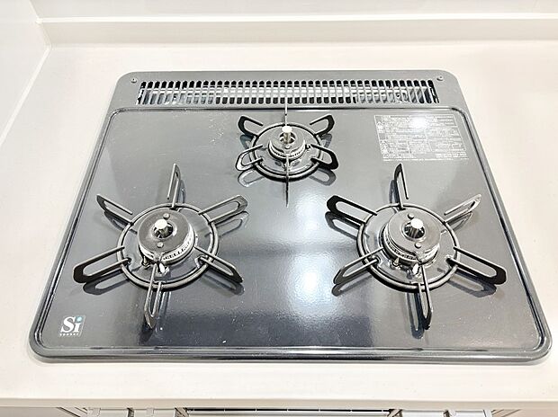 ガスコンロはSiセンサー搭載。火力調節や焦げ付き・消し忘れも防いでくれます。