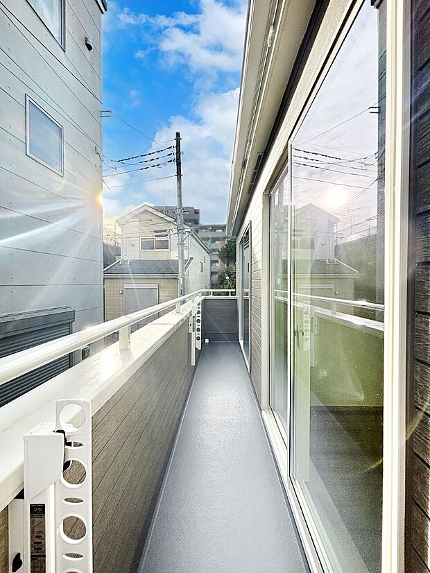 2部屋にまたがる広いバルコニー。晴れた日には洗濯物も気持ちよく干せそうですね。