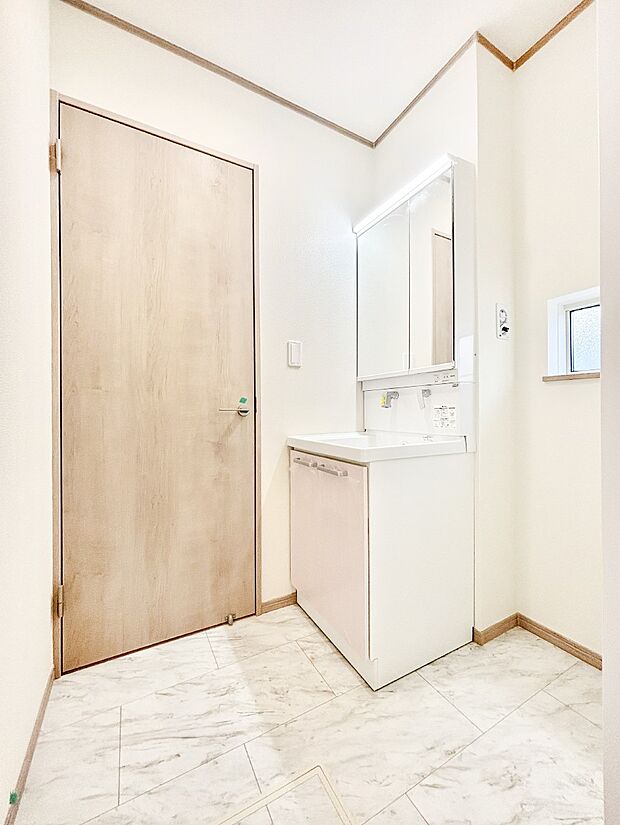 柔らかな朝の光を感じられる窓がついたランドリースペース