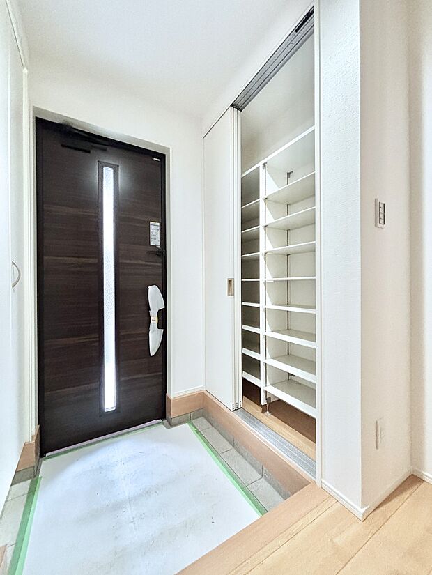 天井まである玄関収納で、家族全員の靴もすっきり収納！ 