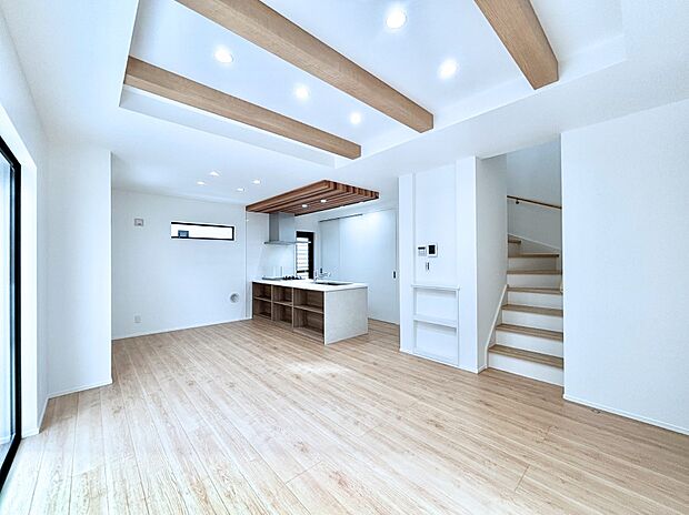 明るい陽光が注ぎ、寛ぎの雰囲気に満たされるリビング・ダイニング。 