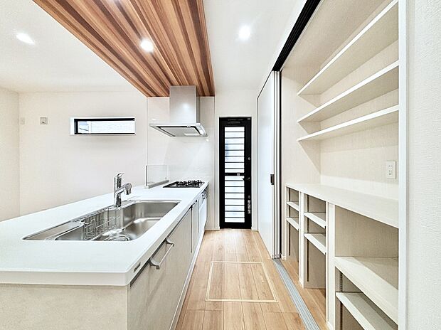 爽やかな風が通り抜けるキッチン。窓があるので明るく換気にも役立ちます。