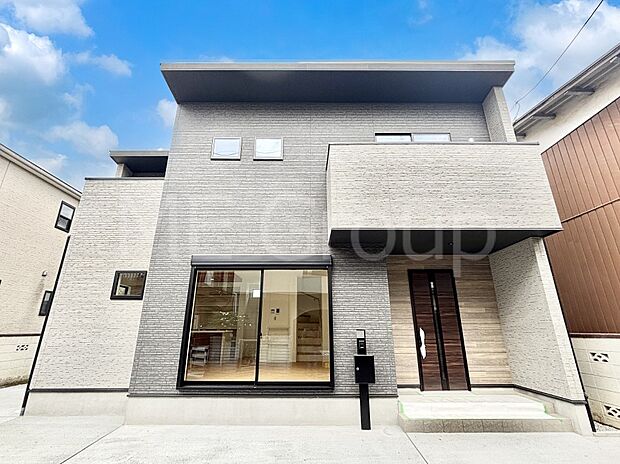 洗練された外観、上質な住空間が広がる室内は永く安心して過ごせる住居です。