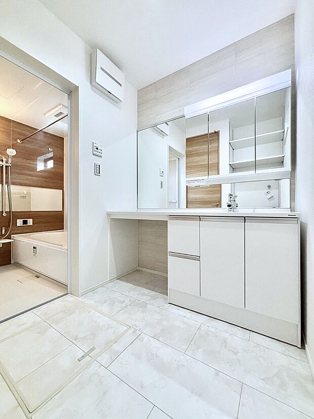 清潔感のある快適空間です。毎日の身支度も気持ち良くお使い頂けます。