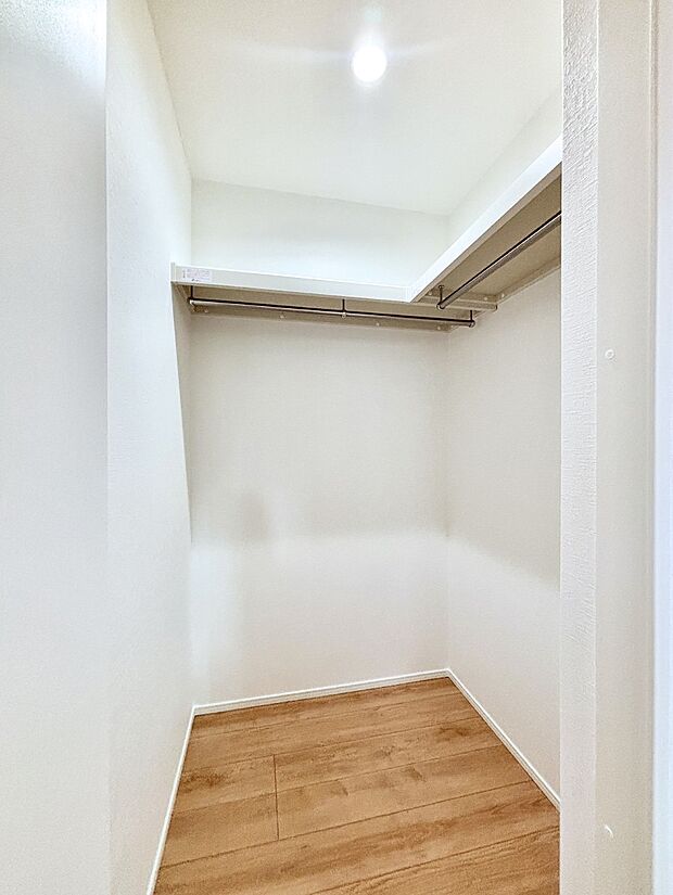 ウォークインクローゼット付きで生活空間を広く利用できます。