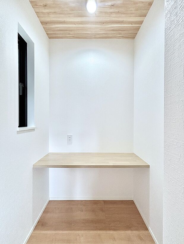 カウンター付き納戸コーナー。多用途にお使いいただけます。