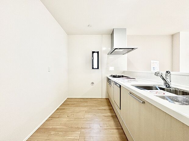 爽やかな風が通り抜けるキッチン。窓があるので明るく換気にも役立ちます。