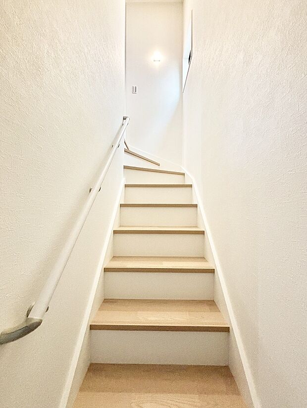 階段は手すり付きなので小さなお子さまやご高齢の方も安心です。