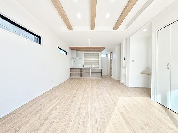 ご家族の賑やかな話し声で包まれる明るいリビング