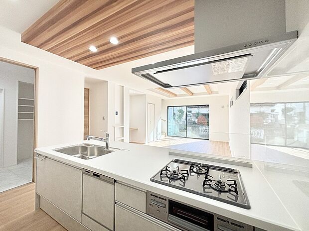 リビングで遊ぶお子様を見守りながらお料理ができる対面キッチン。