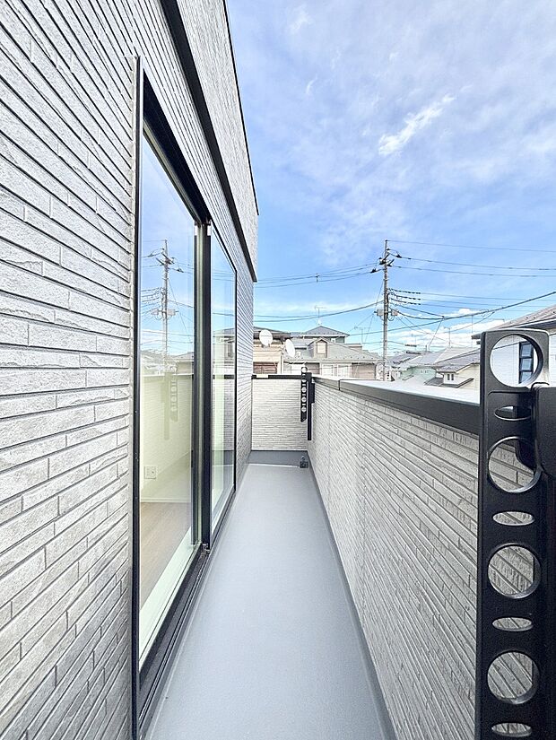 ゆったりバルコニーだから沢山お洗濯ものを干せます。