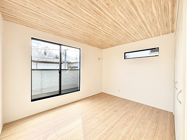 バルコニーが開放感をプラスしてくれる洋室