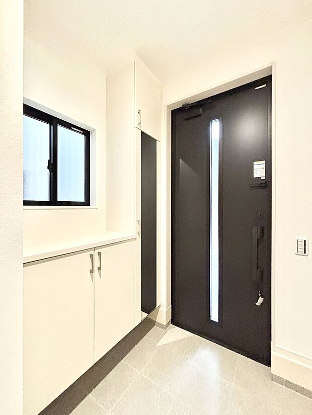 明るい玄関はお客様をお出迎えするのにぴったりです！ 