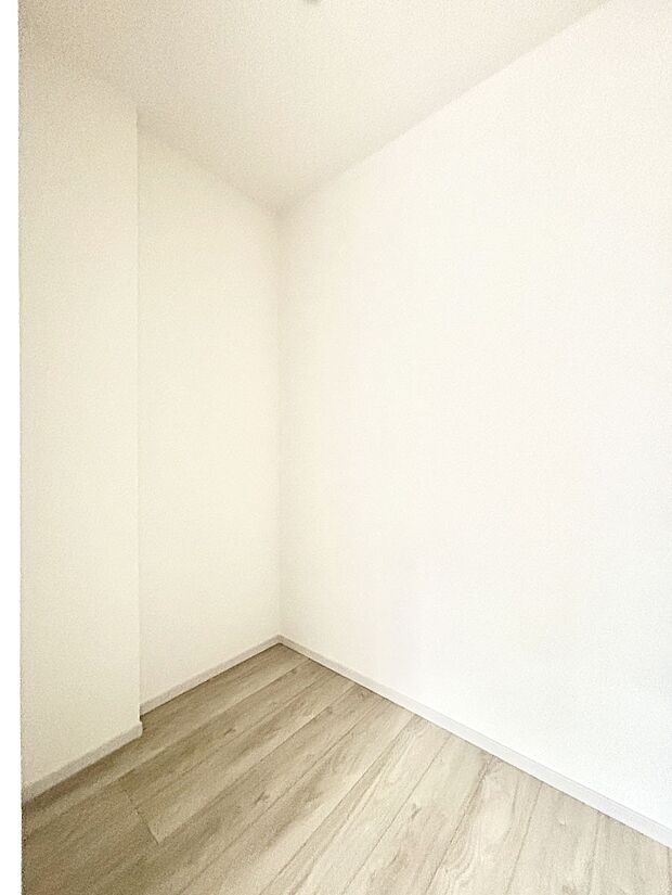 ウォークインクローゼット付きで生活空間を広く利用できます。