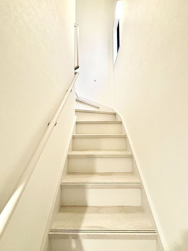 安全性を考慮し階段には手すりを設置しています