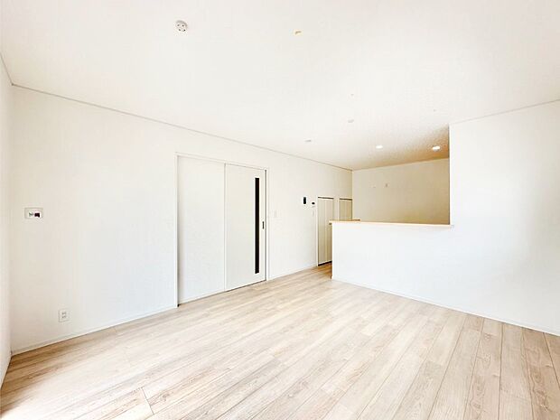 ナチュラルテイストの優しく柔らかい色使いのフローリングが素敵なリビングですね。