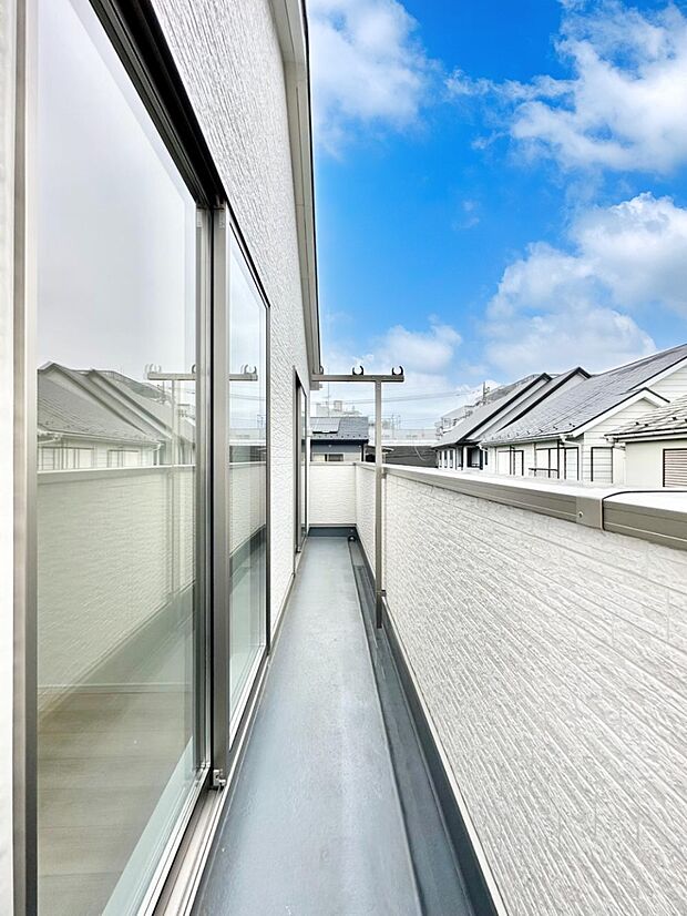 暖かな陽光が降り注ぐバルコニーはお洗濯におすすめ。爽やかな風も心地よいです。 